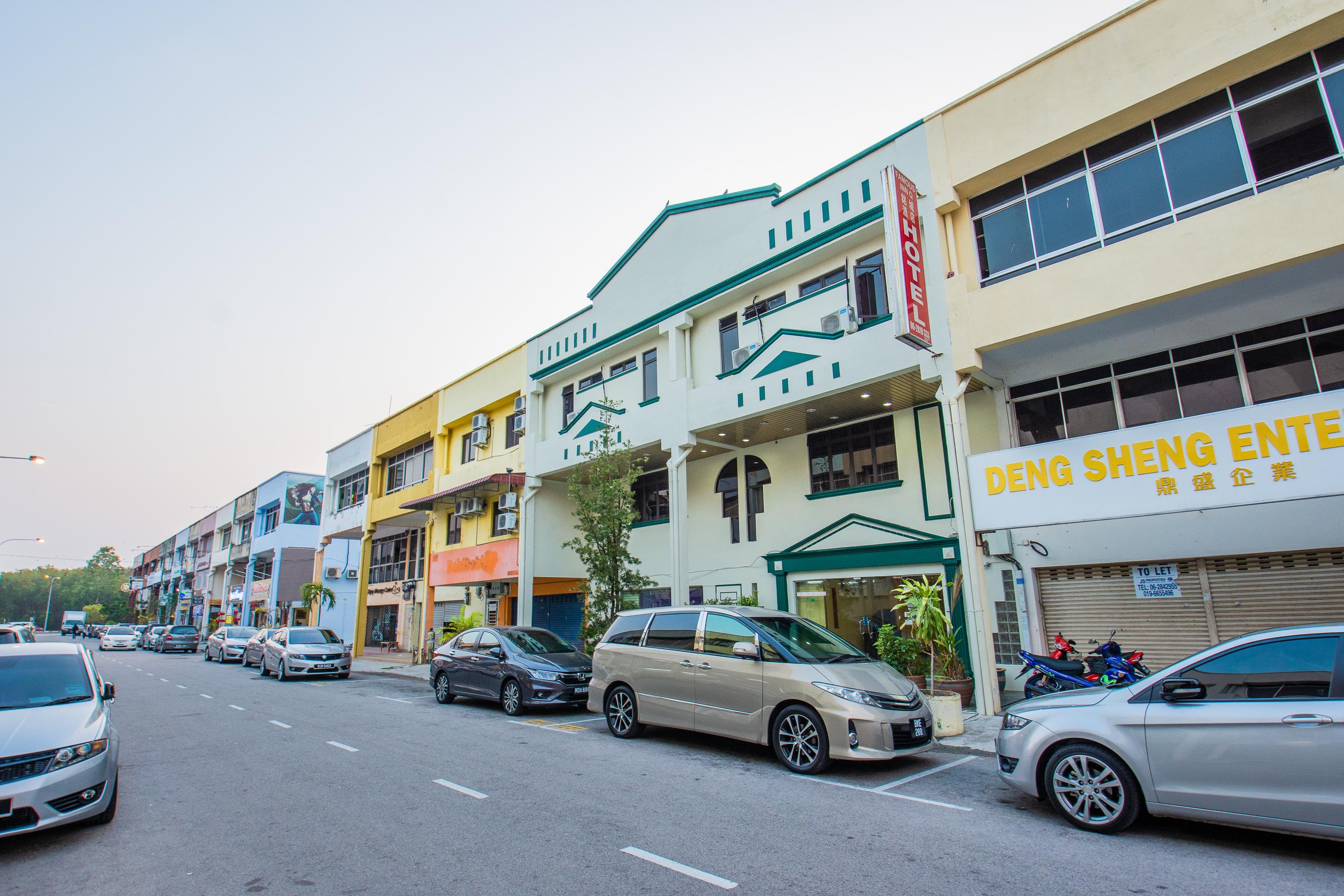 Malacca Oyo 764 Hotel Famous Inn מראה חיצוני תמונה